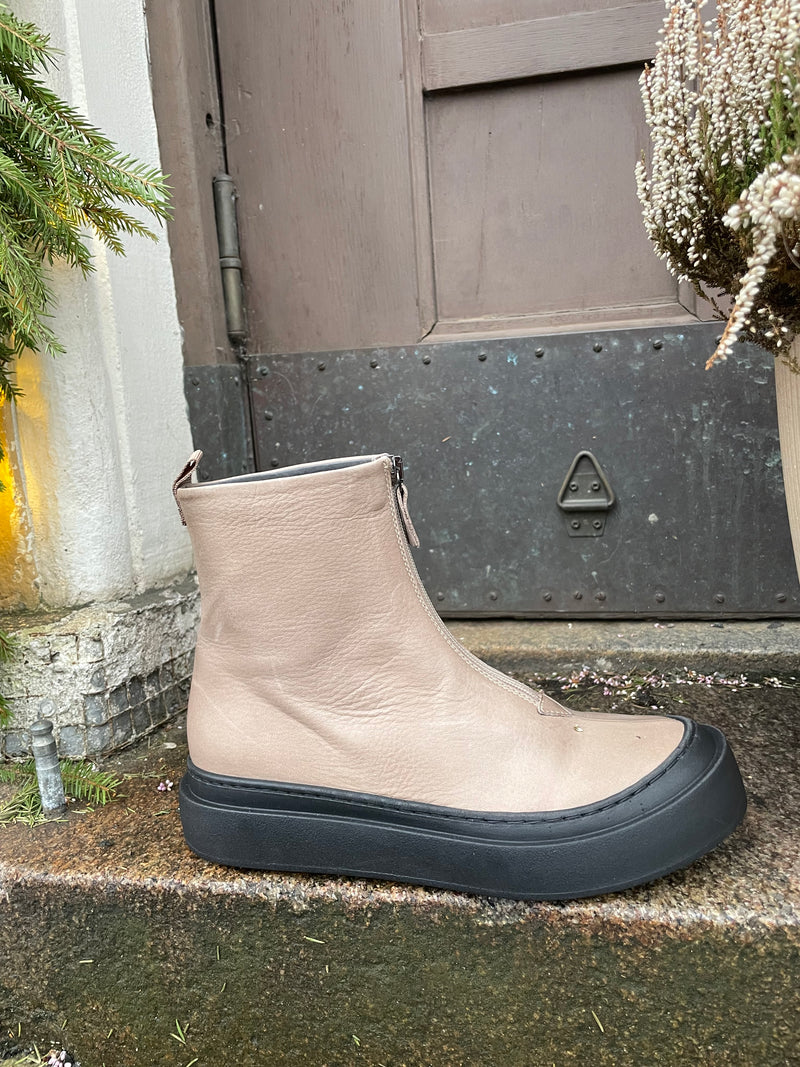 Lofina - Curl Boot With Front Zipper Latte