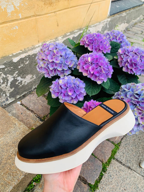 Ángel Alarcón - Leyla Wedge Sandal Black/White UnnaS