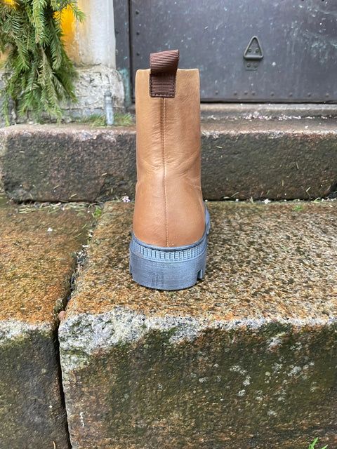 Lofina - Gasoline Ankle Boot Front Zipper Camel - UNNA S