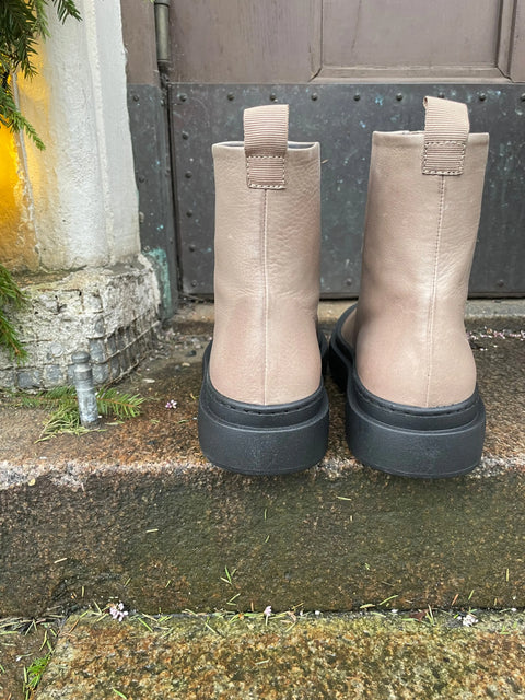 Lofina - Curl Boot With Front Zipper Latte - UNNA S