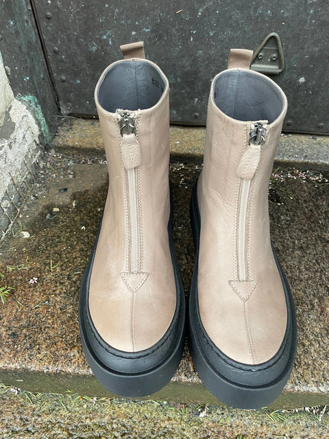 Lofina - Curl Boot With Front Zipper Latte - UNNA S