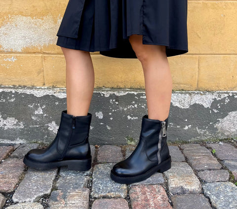 Noa Harmon – Agnes Ankle Boot Black - UNNA S