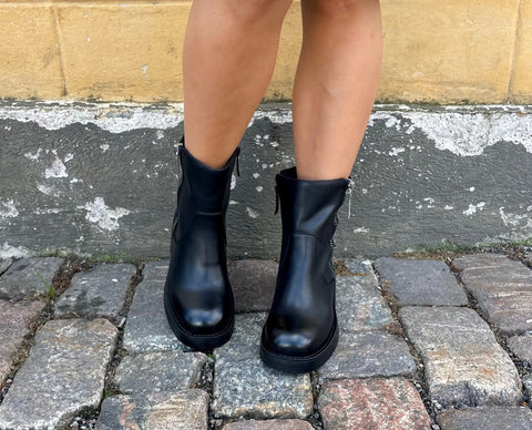 Noa Harmon – Agnes Ankle Boot Black - UNNA S