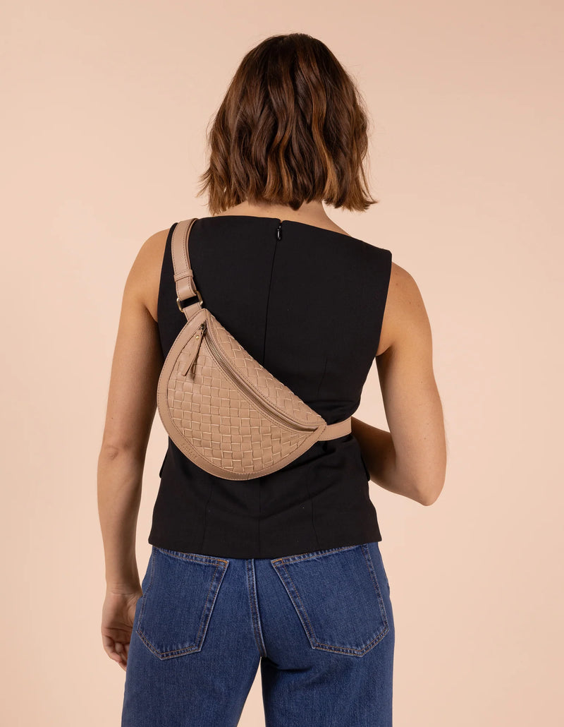 O My Bag Ray Bumbag in sand woven design worn crossbody, stylish and modern accessory for casual outfits.